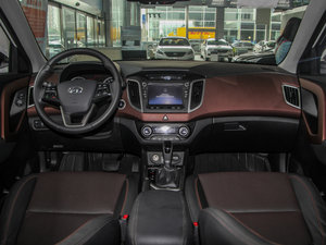 2015款2.0L 自动四驱领先型GLX 内饰全景