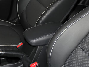 2015款2.0L 自动两驱智能型GLS 中央扶手箱
