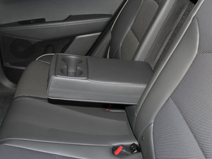 2015款2.0L 自动两驱智能型GLS 后排中央扶手