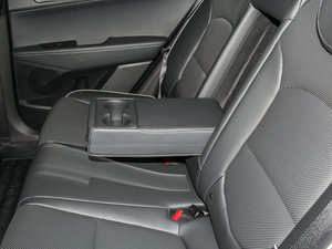 2015款2.0L 自动四驱尊贵型DLX 后排中央扶手