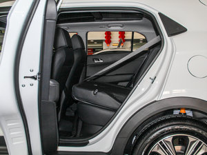 2015款2.0L 自动四驱尊贵型DLX 后排座椅放倒