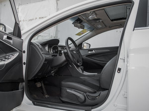2014款2.0L GLS自动领先版 前排空间