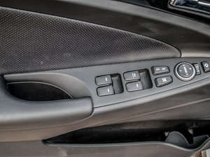2014款2.4L GLS自动领先版 国IV 主驾车窗控制区	