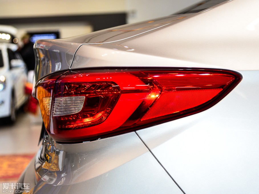 2015�����{�� 2.4GDi TOP��Ş��