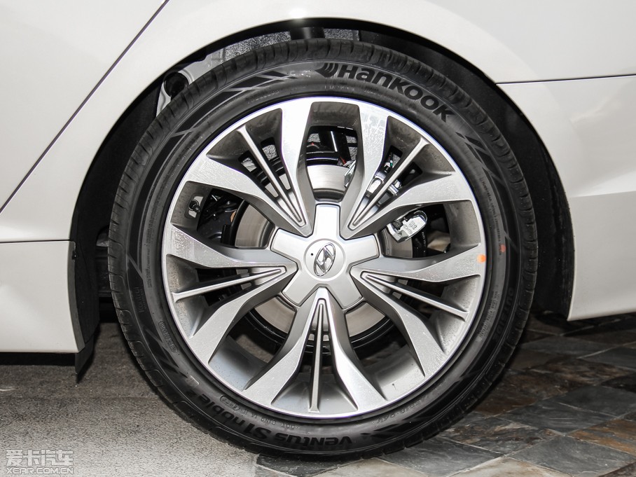 2015�����{�� 1.6TGDi DLX���F��