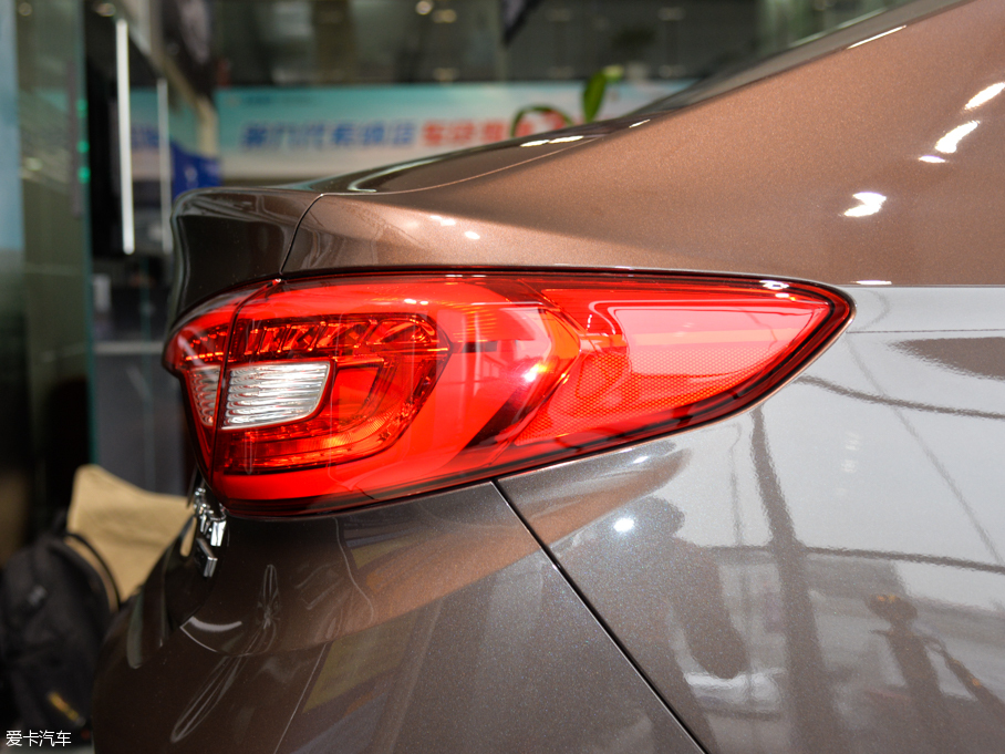 2015�����{�� 2.4GDi DLX���F��