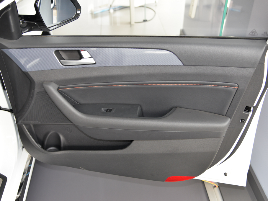 2015�����{�� 1.6TGDi GLS������