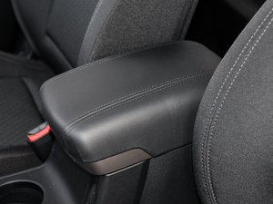 2015款2.0L 自动两驱舒适型 国V 中央扶手箱