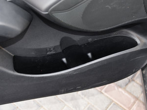 2015款2.0L 自动两驱舒适型 国V 前门储物空间