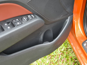 2016款1.6L 自动智炫旗舰型 前门储物空间