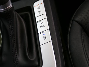 2016款1.6L 自动智炫旗舰型 中控区