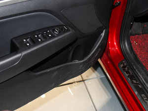 2016款1.6L 自动智炫豪华型 前门储物空间