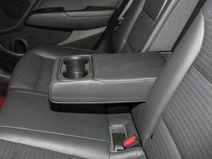 2016款1.6L 自动智炫豪华型 后排中央扶手