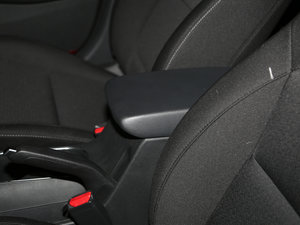 2016款1.4T 双离合炫动活力型 中央扶手箱