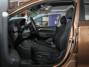 2017款1.6L 自动悦值型 前排空间