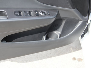 2017款1.8L 自动尊贵型DLX 国V 前门储物空间