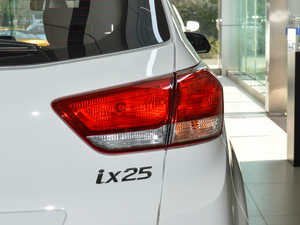 2017款1.6L 手动时尚型 尾灯
