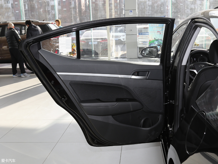 2018���I�� 1.6L �Ԅ�15�����؄e��