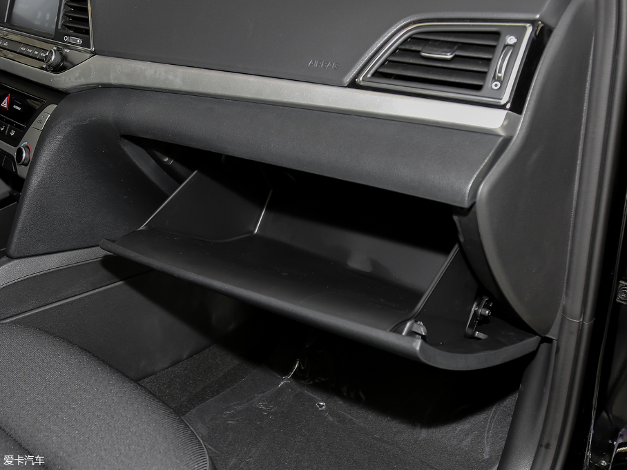 2018���I�� 1.6L �Ԅ�15�����؄e��