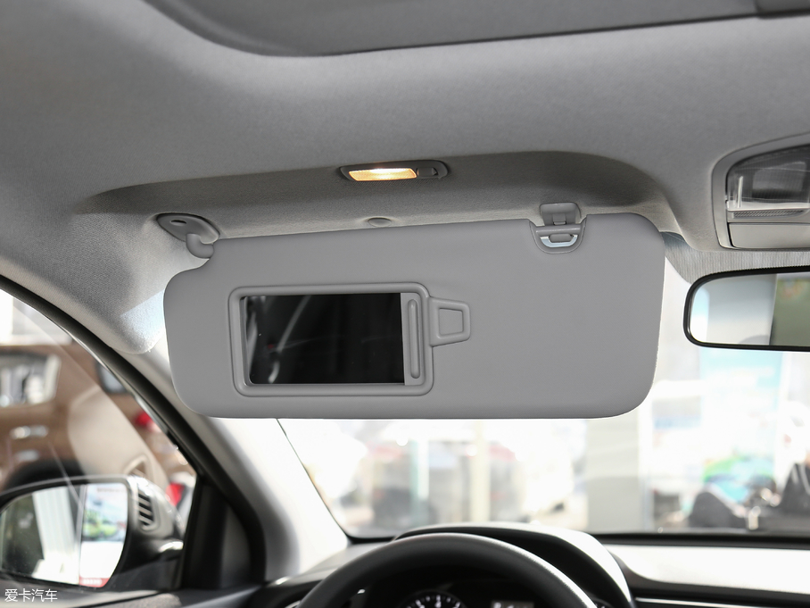 2018���I�� 1.6L �Ԅ�15�����؄e��