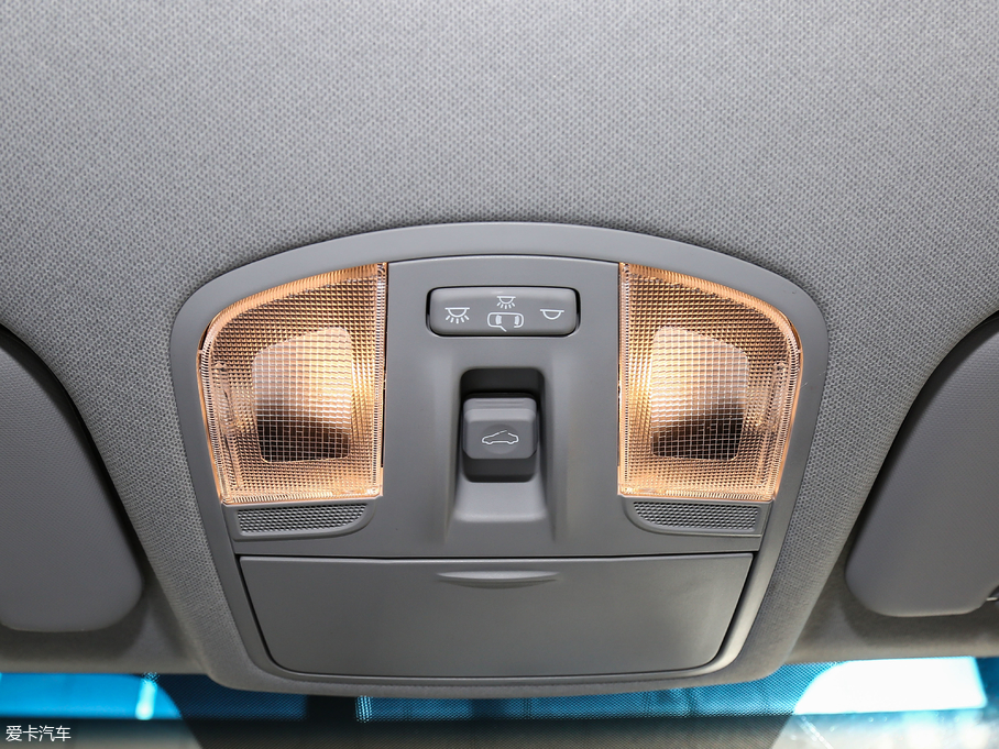 2018���I�� 1.6L �Ԅ�15�����؄e��