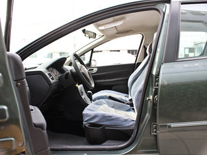 2010款1.6L 自动舒适版 前排空间