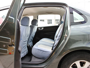 2010款1.6L 自动舒适版 后排空间