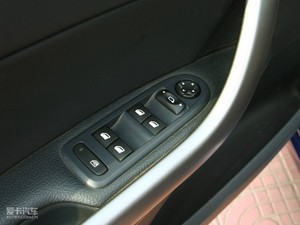 2010款2.0L 手动豪华版 主驾车窗控制区	