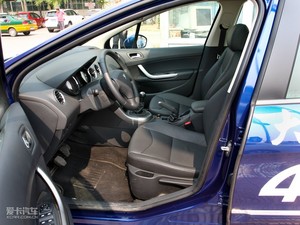 2010款2.0L 手动豪华版 前排空间