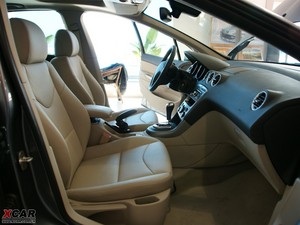 2010款2.0L 自动尊贵版 前排空间
