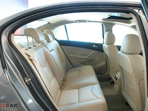 2010款2.0L 自动尊贵版 后排空间