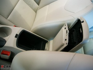 2010款2.0L 自动尊贵版 中央扶手箱