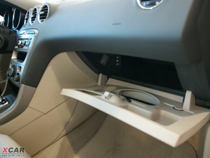 2010款2.0L 自动尊贵版 手套箱
