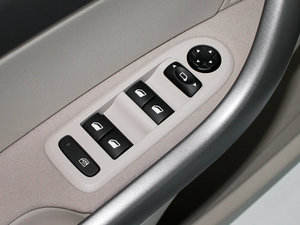 2011款1.6L 自动舒适版 主驾车窗控制区	