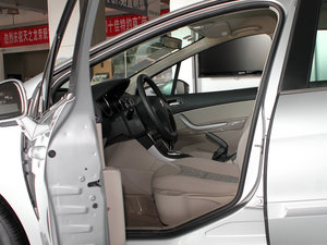 2011款1.6L 自动舒适版 前排空间