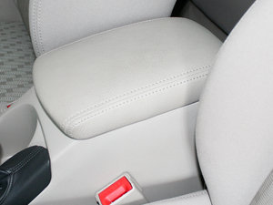 2011款1.6L 自动舒适版 中央扶手箱