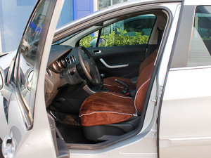 2011款2.0L 手动豪华版 前排空间