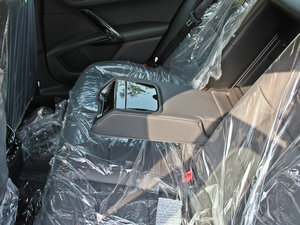 2012款2.0L 自动智享版 后排中央扶手