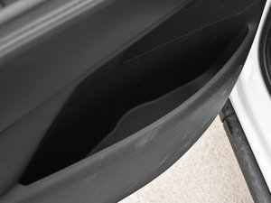 2013款1.6T 自动至尚版 前门储物空间