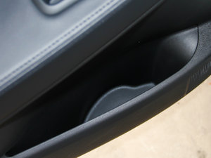 2013款1.6T 自动潮流版 前门储物空间