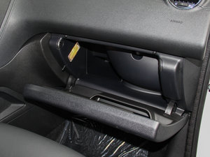2013款1.6T 自动潮流版 手套箱