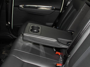 2013款1.6T 自动潮流版 中央扶手箱