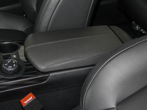 2013款1.6T 自动潮流版 中央扶手箱