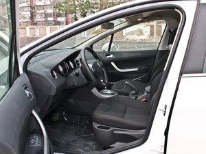 2013款1.6L 自动舒适版 前排空间