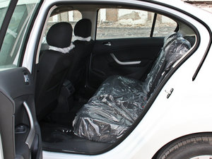 2013款1.6L 自动舒适版 后排空间
