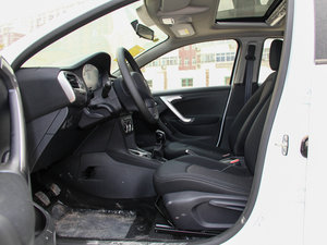 2014款1.6L 手动豪华版 前排空间