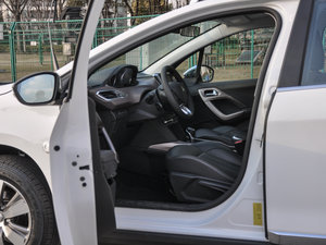 2014款1.6L 自动领航版 前排空间