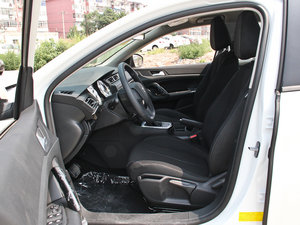 2014款1.8L 自动领先版 前排空间
