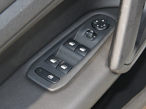 2014款1.8L 自动领先版 主驾车窗控制区	