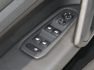 2014款1.8L 手动领先版 主驾车窗控制区	